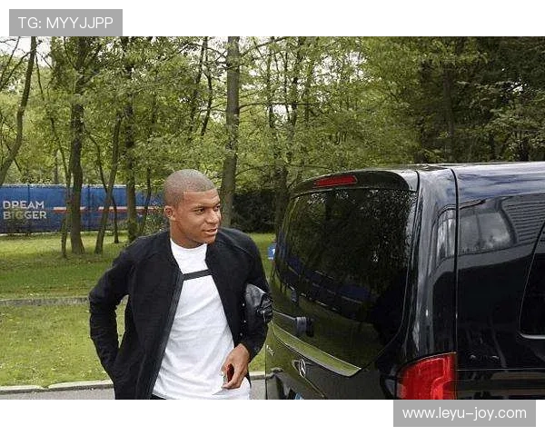 姆巴佩的豪车车库曝光，没想到他居然天天开那款普通跑车…