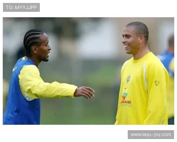 罗纳尔迪尼奥的聚会照片，看着朋友们还穿运动鞋，他却像走红毯一样高级？