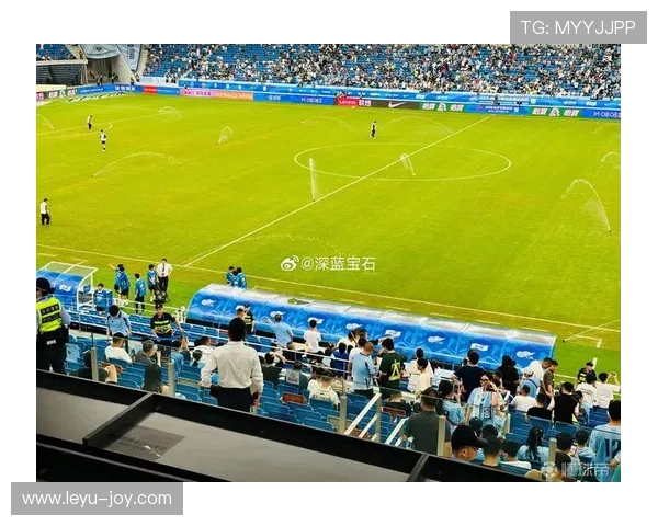 场边替补席红牌判罚规则到底怎样认定？揭秘裁判细节