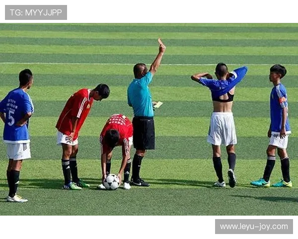 严重犯规判罚要点：直接红牌的判定条件与裁判视角