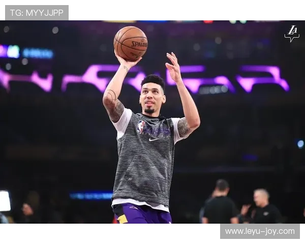 丹尼·格林利用无球跑动提升三分命中率，助力球队拉开比分差距