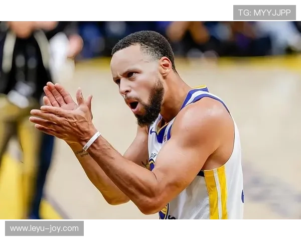 特雷·杨持球挡拆制造错位，拉开空间效率胜过库里